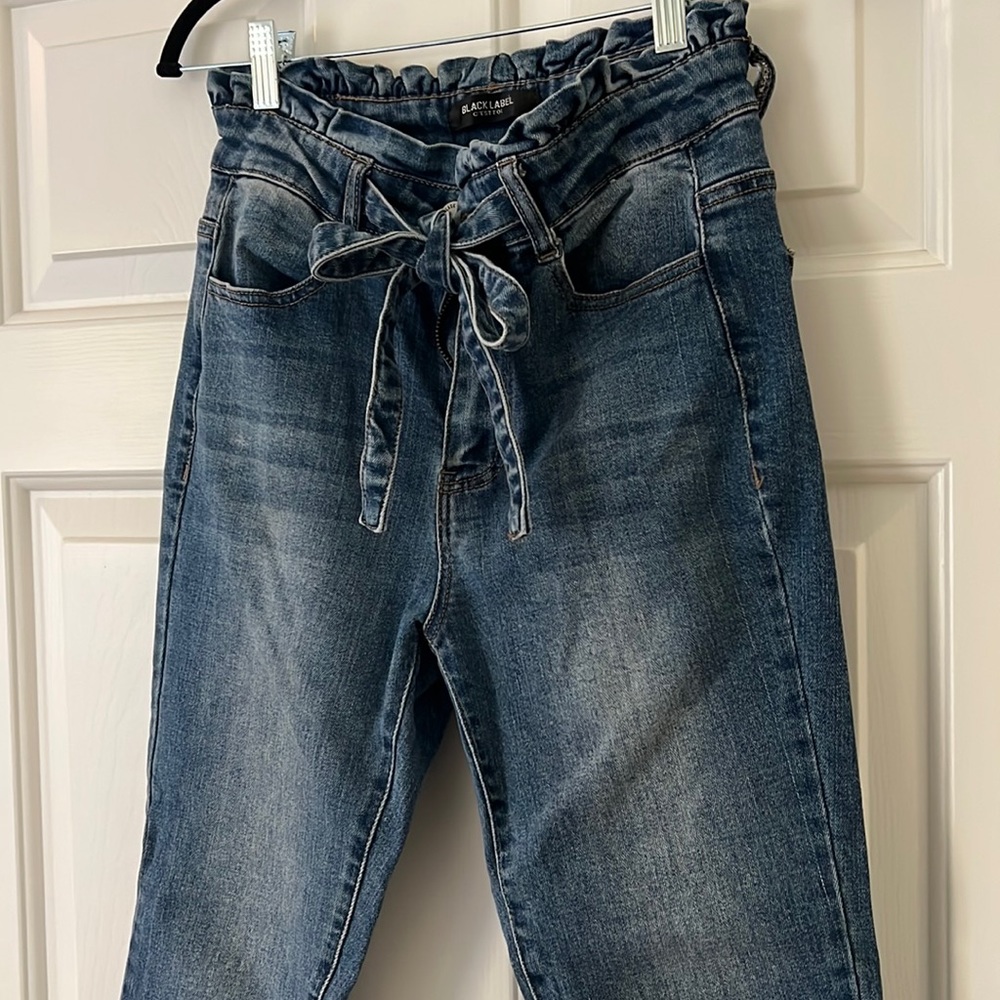 Skinny tie waist, high waisted jeans